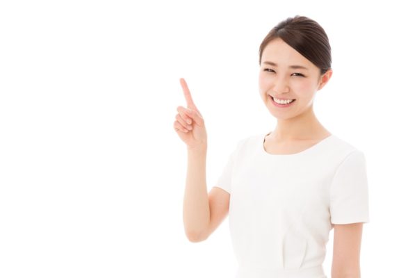 就活エステのメニューはリンパマッサージやアロマなど様々にあります。エステシャンがほほえむ画像です。