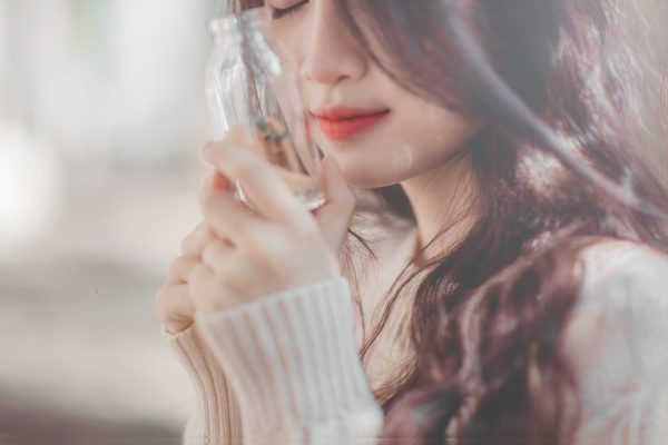 アロマオイルの香りは女性をうっとりした気分に誘い、女性ホルモンの分泌を促進します