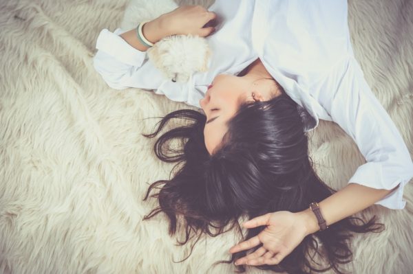 ベッドに横たわる女性の画像。女性向け性感マッサージの方法を説明するチャプターです。
