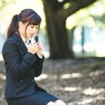 就活中にひとりで公園でお昼を食べる就活女子。