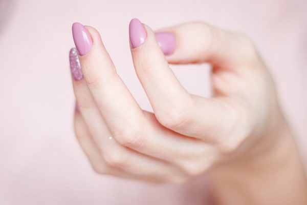 ネイルオイルでケアされた爪は、ネイルも美しく映えます。美しいネイルの画像。