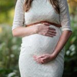 森にたたずむ妊婦の画像