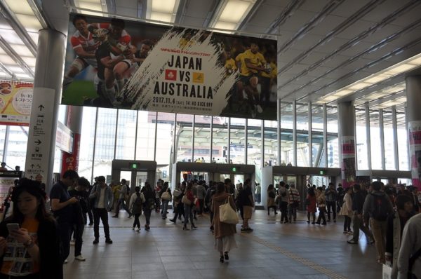 新横浜駅の構内、東海道新幹線やJR横浜線の乗降客で賑わう