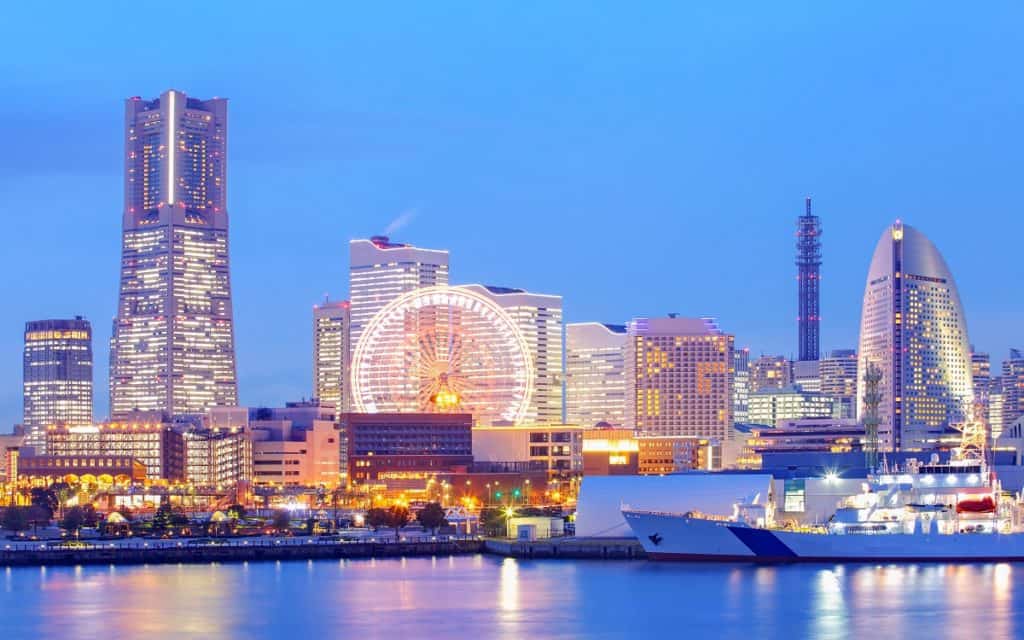 みなとみらい・桜木町の夜景、コスモワールドやランドマークタワーを望む
