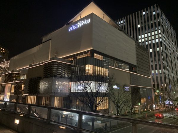 マークイズをクイーンズスクエア側からみたところ。
