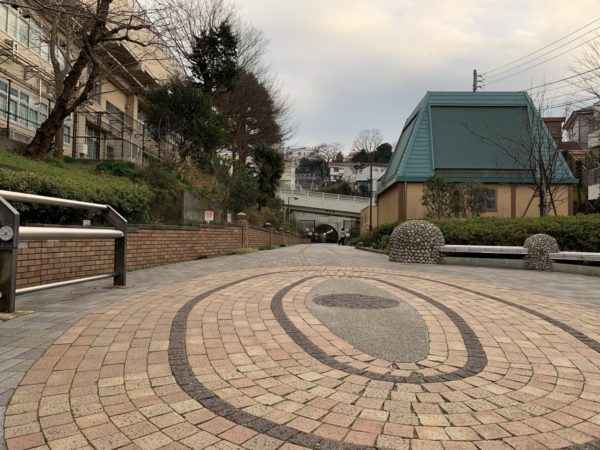 東横線の線路跡に設けられたフラワーロードは反町駅から横浜駅まで続いています。