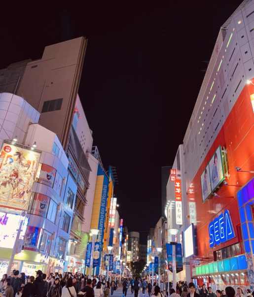 池袋から東池袋に向かう途中のサンシャイン60通りの画像。