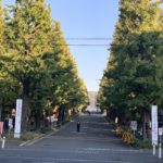 慶応義塾大学日吉キャンパスの正面入り口の画像