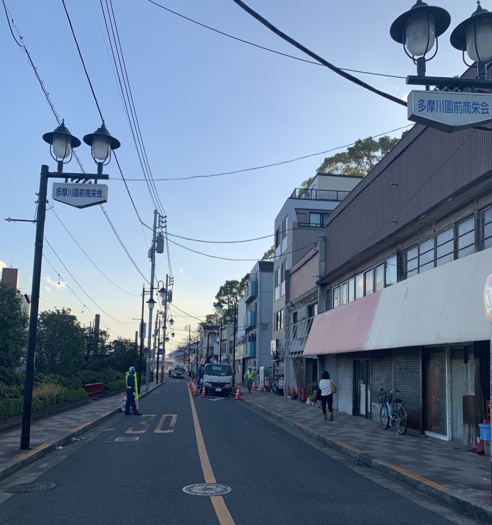 多摩川駅前の商店街の画像