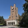 東京大学駒場第1キャンパスの正門・安田講堂と、緑に囲まれた並木道の風景