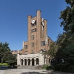 東京大学駒場第1キャンパスの正門・安田講堂と、緑に囲まれた並木道の風景