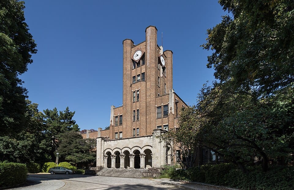 東京大学駒場第1キャンパスの正門・安田講堂と、緑に囲まれた並木道の風景