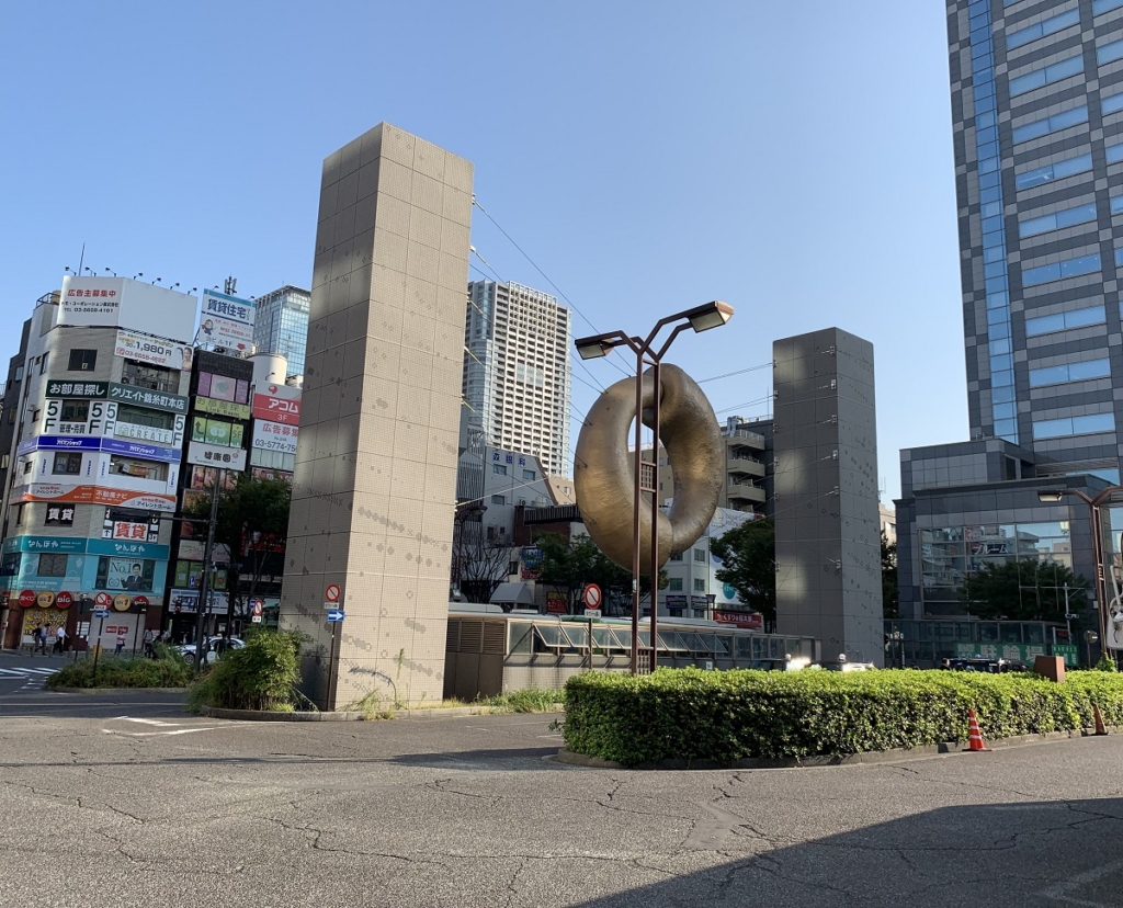錦糸町駅北口ロータリーのLoren Madsen作オブジェECHO