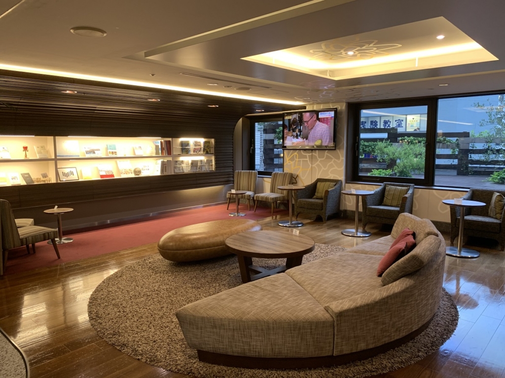 ホテルメッツ渋谷のフロント横ロビー