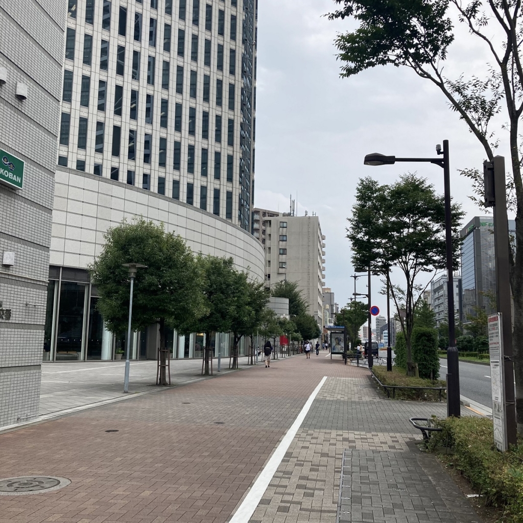 ハーモニーホール横の中野坂上駅前風景