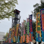 国技館前の色鮮やかな「のぼり旗」