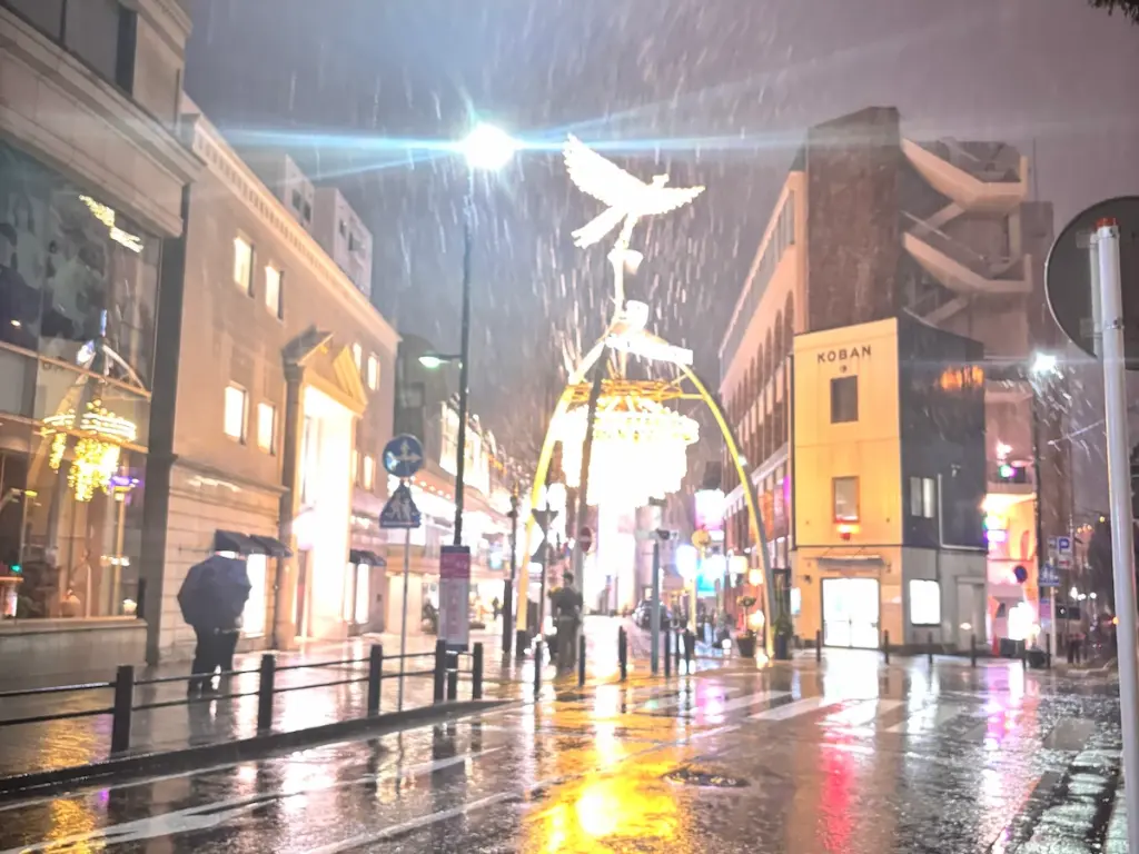 石川町駅近く、雪が降り積もる横浜元町ショッピングストリートの正月の街並み。