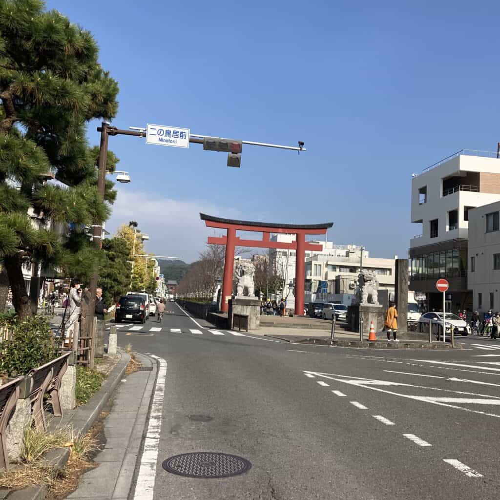 鎌倉・鶴岡八幡宮の二ノ鳥居と段葛（だんかずら）。湘南エリアで活動する女性専用アロマケア・ボランティアの紹介。